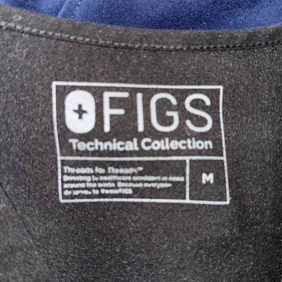 Figs 2 Pocket Black Top - Picture 3 of 3